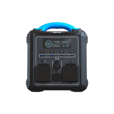 Estación de energía FORZA Titan FPP-T700 negra con asa azul, vista de frente, con pantalla, puertos USB y dos tomas AC visibles